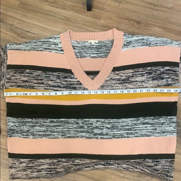 Brand New VICI Crop V-Neck Sweater - Picture 7 of 8